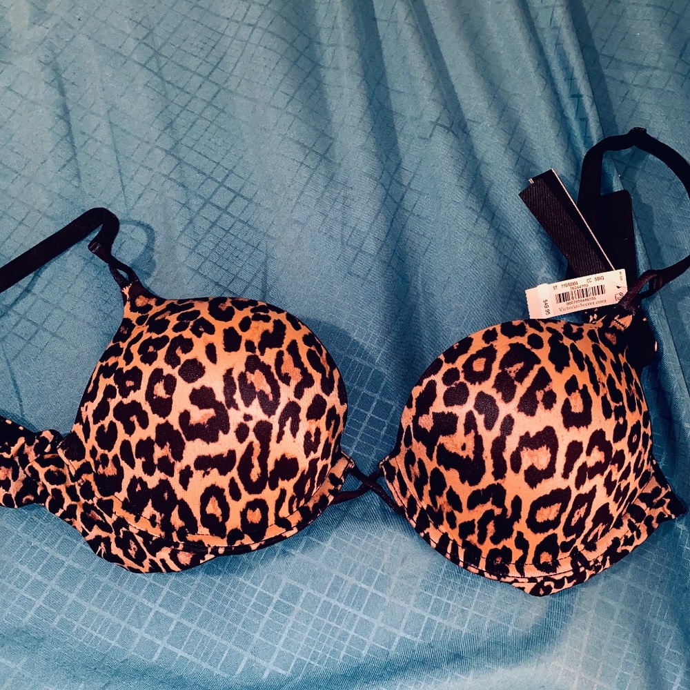Brand new 32B Victorias Secret bra